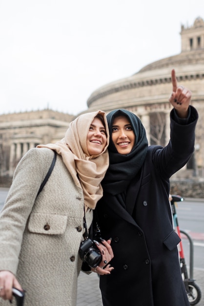 Muslimische Frauen, die zusammen reisen