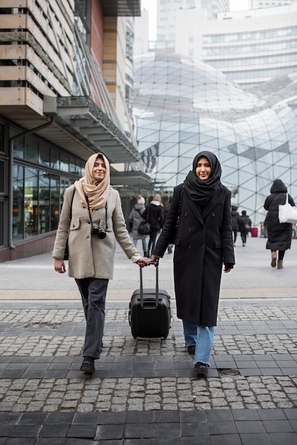 Muslimische Frauen, die zusammen reisen