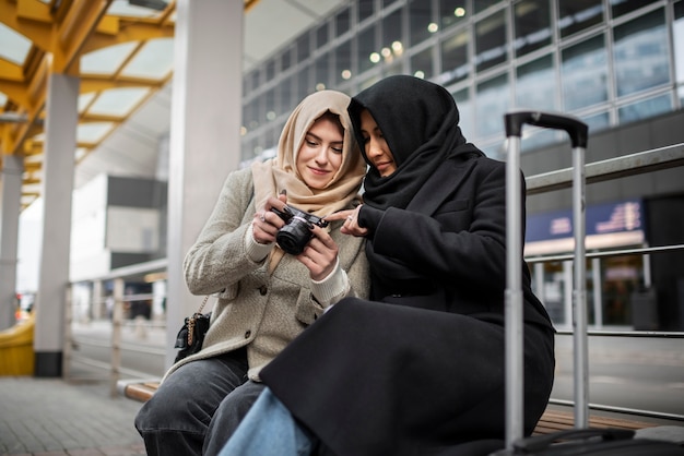 Muslimische Frauen, die zusammen reisen