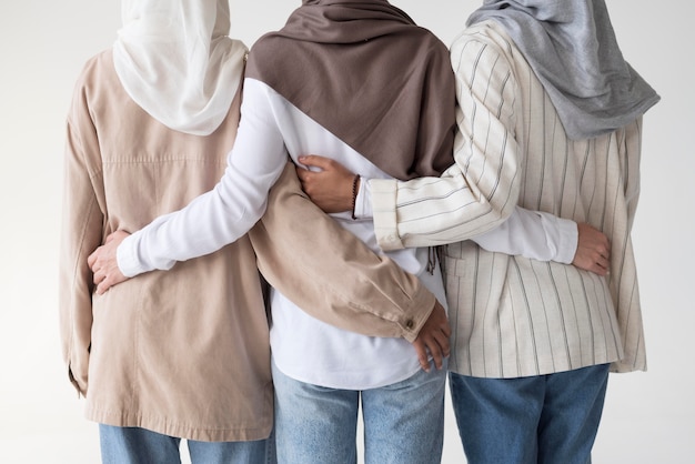 Kostenloses Foto muslimische frauen mit hijabs hautnah