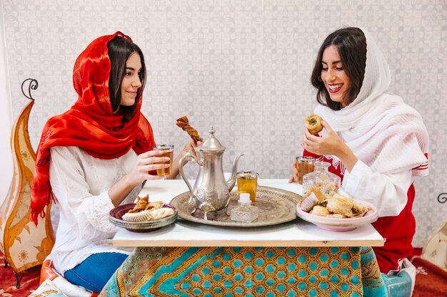 Muslimische Frauen trinken Tee