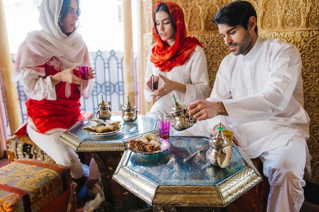 Muslimische Freunde im Restaurant