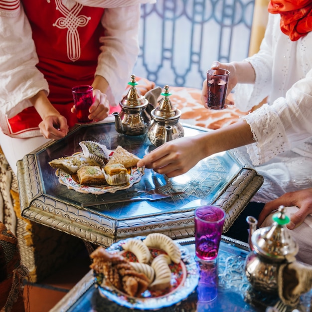 Kostenloses Foto muslimische freunde im restaurant