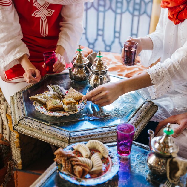 Muslimische Freunde im Restaurant