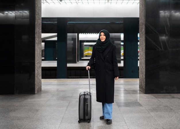 Muslimische Person, die durch die Stadt reist