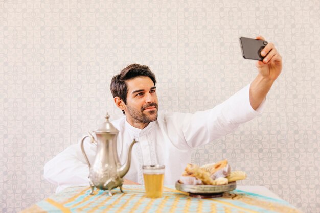 Muslimischer Mann unter Selfie