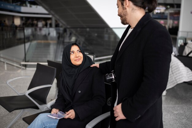 Muslimisches Paar, das zusammen reist