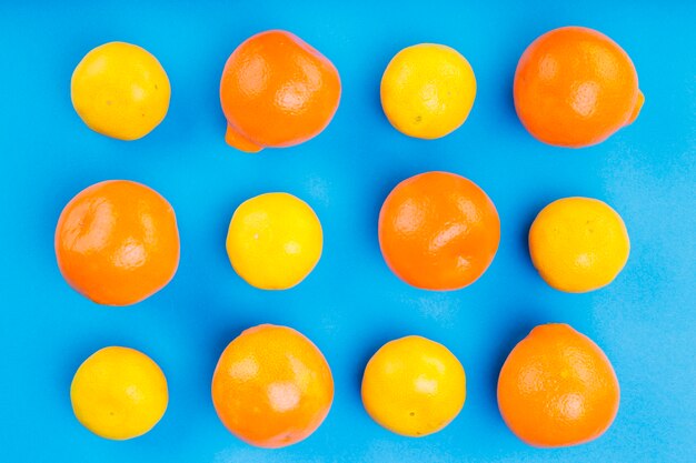 Muster von ganzen Orangen auf blauem Hintergrund