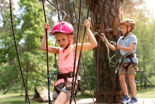 Mutige Kinder haben Spaß im Abenteuerpark