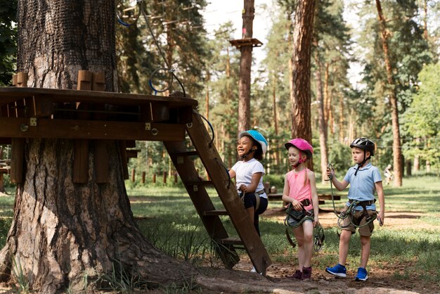 Mutige Kinder spielen in einem Abenteuerpark