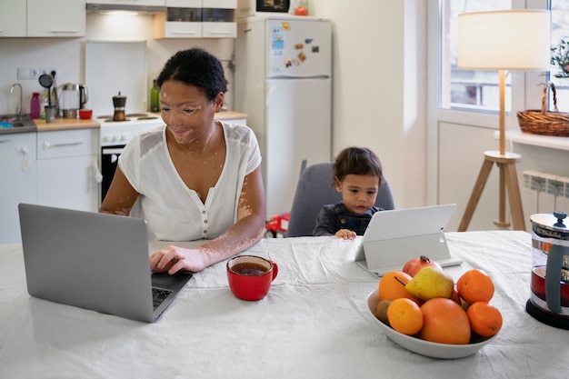 Mutter arbeitet, während sie Zeit mit ihrem Kind verbringt