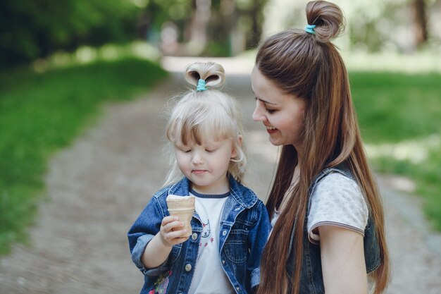 Mutter auf ihre Tochter suchen, während ein Eis essen