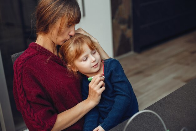 Mutter behandelt ihre Tochter zu Hause