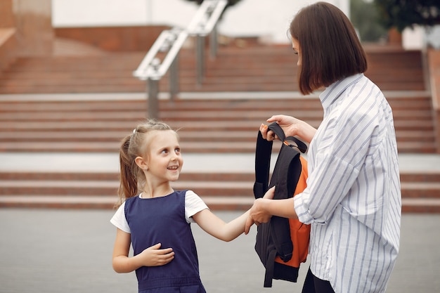 Kostenloses Foto mutter bereitet kleine tochter auf die schule vor