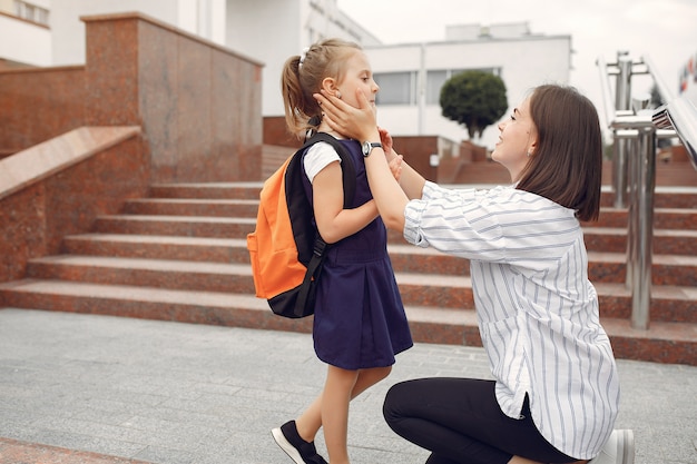 Mutter bereitet kleine Tochter auf die Schule vor