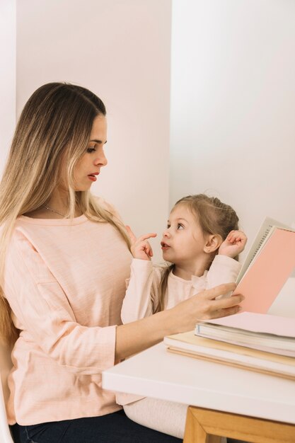 Mutter, die auf Tochter beim Studieren hört