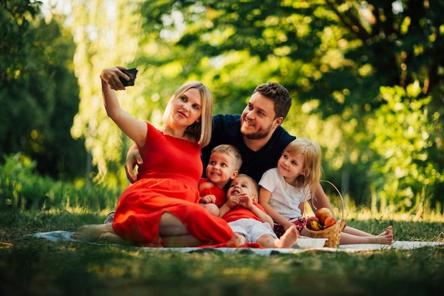 Mutter, die draußen ein Familie selfie nimmt