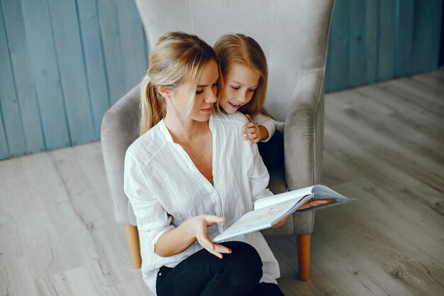 Mutter, die ein Buch mit Tochter liest
