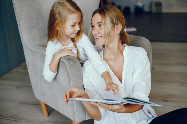 Mutter, die ein Buch mit Tochter liest