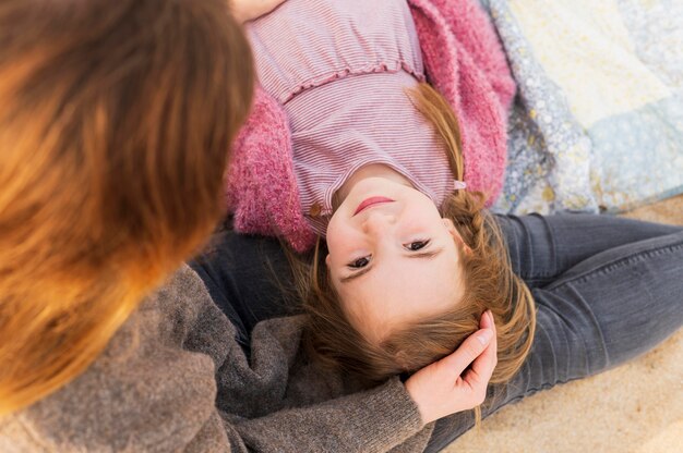 Mutter, die entzückendes Mädchen Draufsicht umarmt