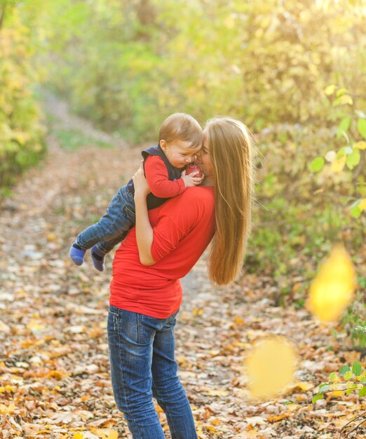 Mutter, die festes entzückendes Baby hält