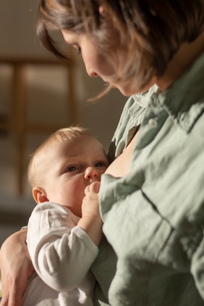 Kostenloses Foto mutter, die ihr baby stillt