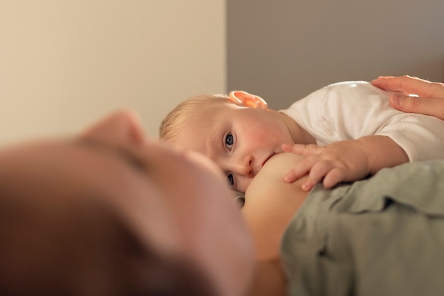 Kostenloses Foto mutter, die ihr baby stillt