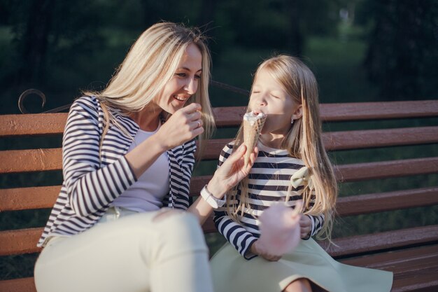 Mutter, die ihr Eis, um ihre Tochter