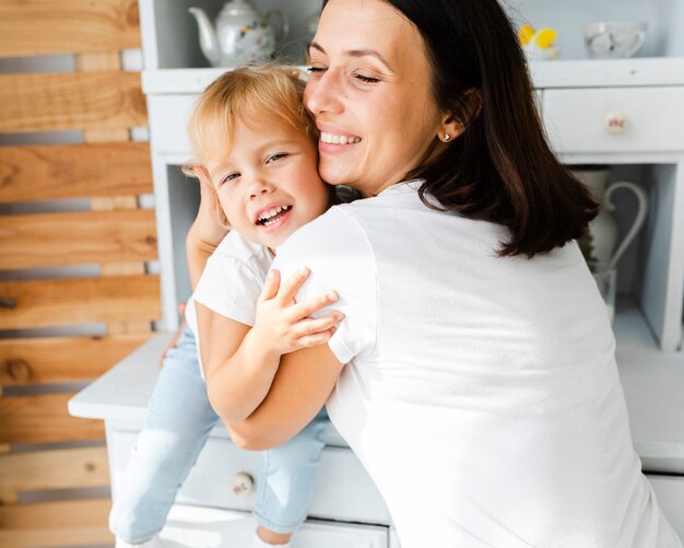 Mutter, die ihrer Tochter eine Umarmung gibt