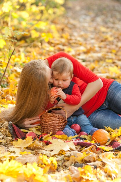 Mutter, die nettes kleines Baby hält