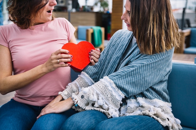 Mutter, die Valentinstaggeschenk von der Frau empfängt