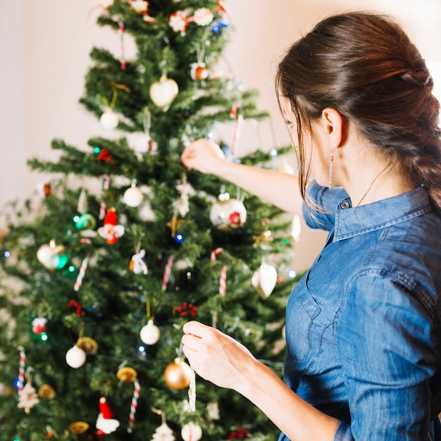 Mutter, die Weihnachtsbaum verziert