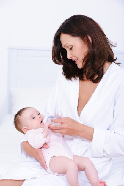 Mutter füttert Baby mit Flasche