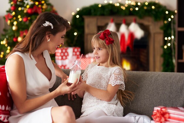 Mutter gibt der Tochter eine Flasche Milch