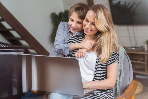 Mutter glücklich, von zu Hause mit ihrem Sohn zu arbeiten