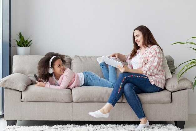 Mutter glücklich, von zu Hause mit ihrer Tochter zu arbeiten