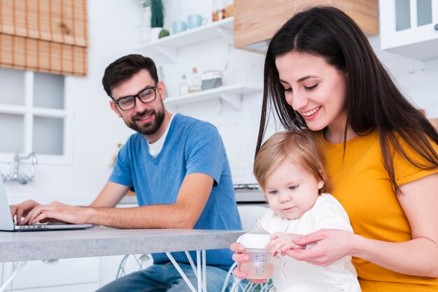 Mutter hält Baby mit Flasche