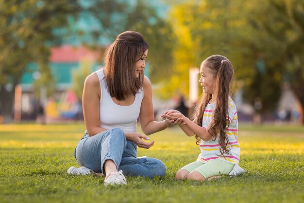 Mutter hält die Hände ihrer Tochter