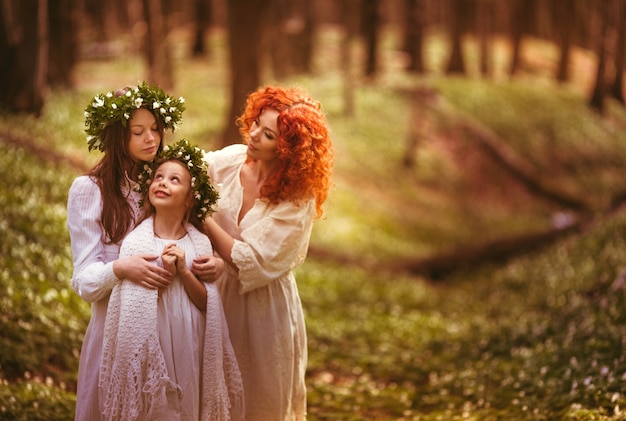 Mutter hellgrüne Wald der Natur