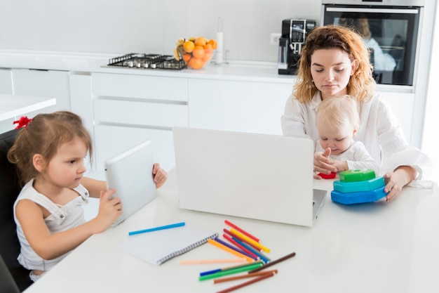 Mutter kümmert sich um Baby