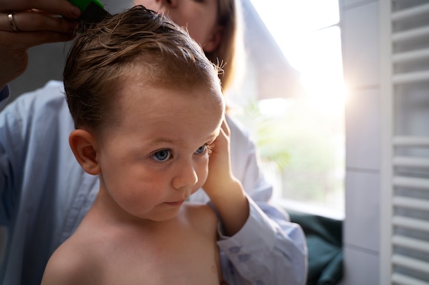 Mutter kümmert sich um ihr Kind mit Läusen