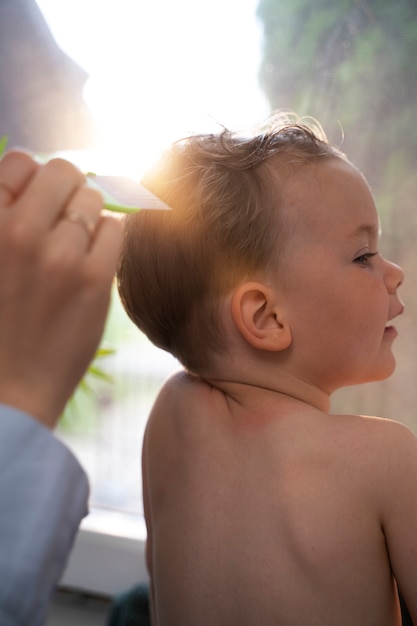 Mutter kümmert sich um ihr Kind mit Läusen