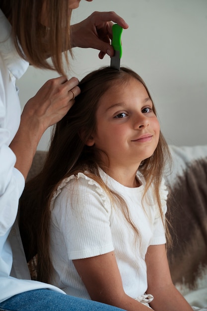 Mutter kümmert sich um ihr Kind mit Läusen