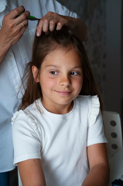 Mutter kümmert sich um ihr Kind mit Läusen