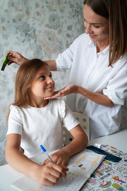 Mutter kümmert sich um ihr Kind mit Läusen