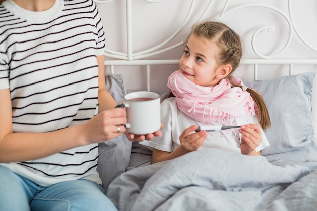 Mutter kümmert sich um ihre kranke Tochter