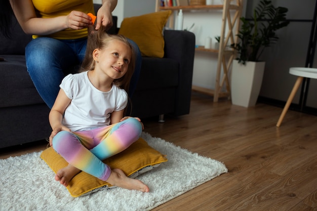 Kostenloses Foto mutter kümmert sich um kind mit kopfläusen