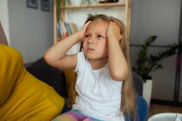 Kostenloses Foto mutter kümmert sich um kind mit kopfläusen