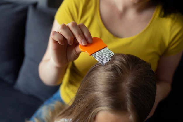 Kostenloses Foto mutter kümmert sich um kind mit kopfläusen