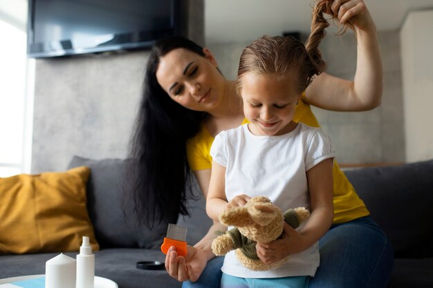 Mutter kümmert sich um Kind mit Kopfläusen